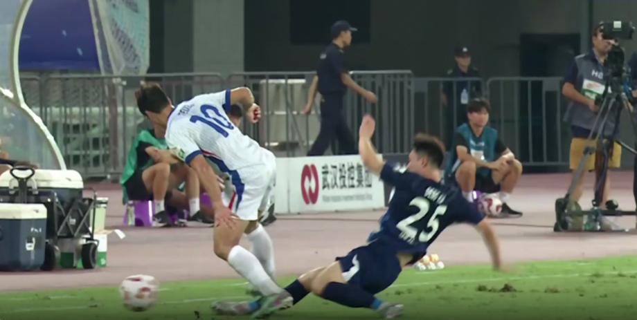 0-0!申花表现低迷,半场逃过“两劫”,横梁帮了大忙,险酿冲突